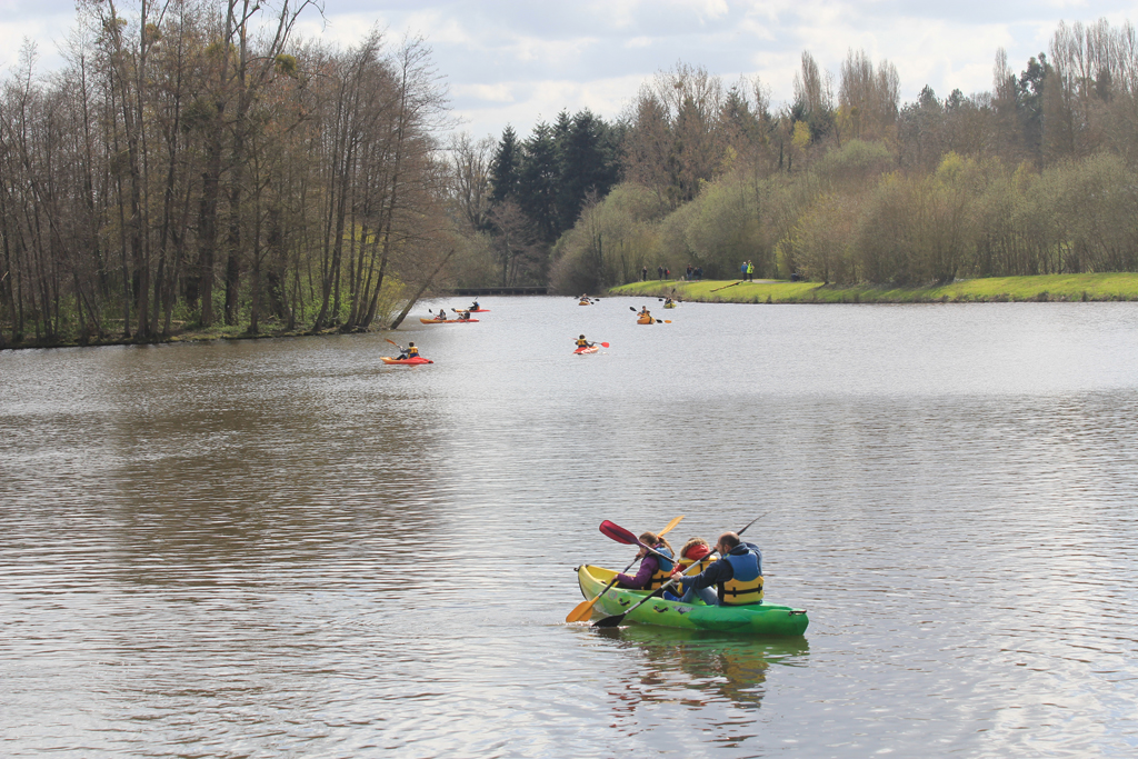 Kayaks sur le plan d'eau<br/>