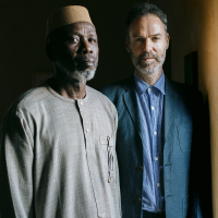 Portrait promotionnel de Ballaké Sissoko et Piers Faccini. Les artistes se sont produits sur la scène de la Confluence le jeudi 2 avril 2026.