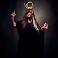 Portrait promotionnel de Sarah MCCoy Trio. L'artiste s'est produit sur la scène de la Confluence le samedi 16 novembre 2024.