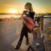 Portrait promotionnel de Sharon Shannon. L'artiste s'est produit sur la scène de la Confluence le samedi 12 octobre 2024.